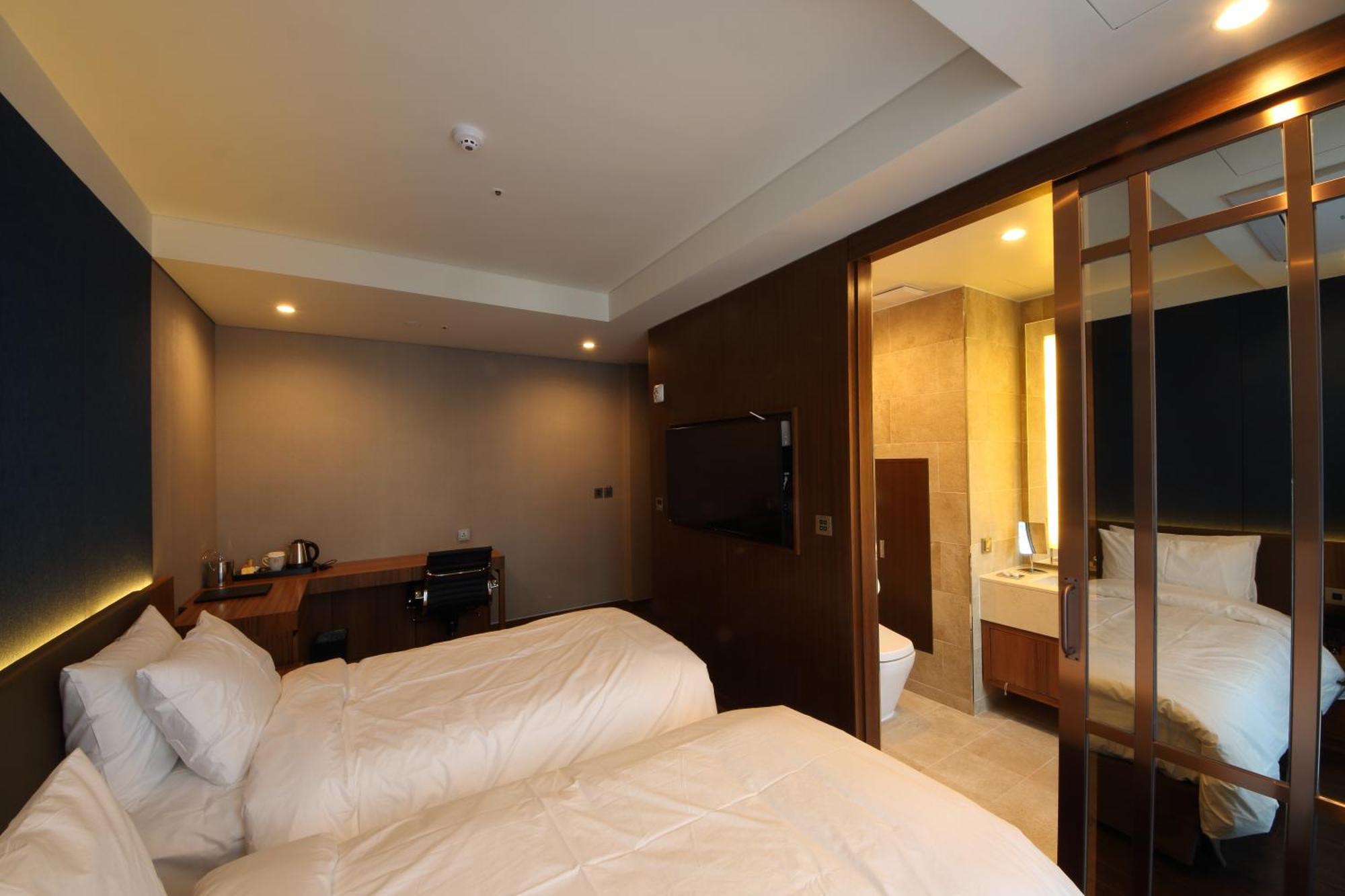 Benikea The H Hotel Hwaseong Номер фото